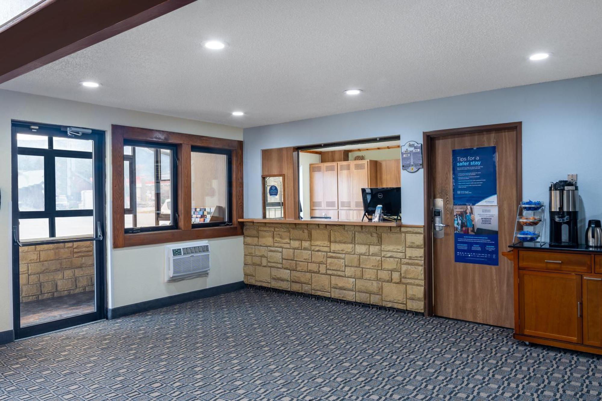 Super 8 By Wyndham Livingston Yellowstone Exterior photo
