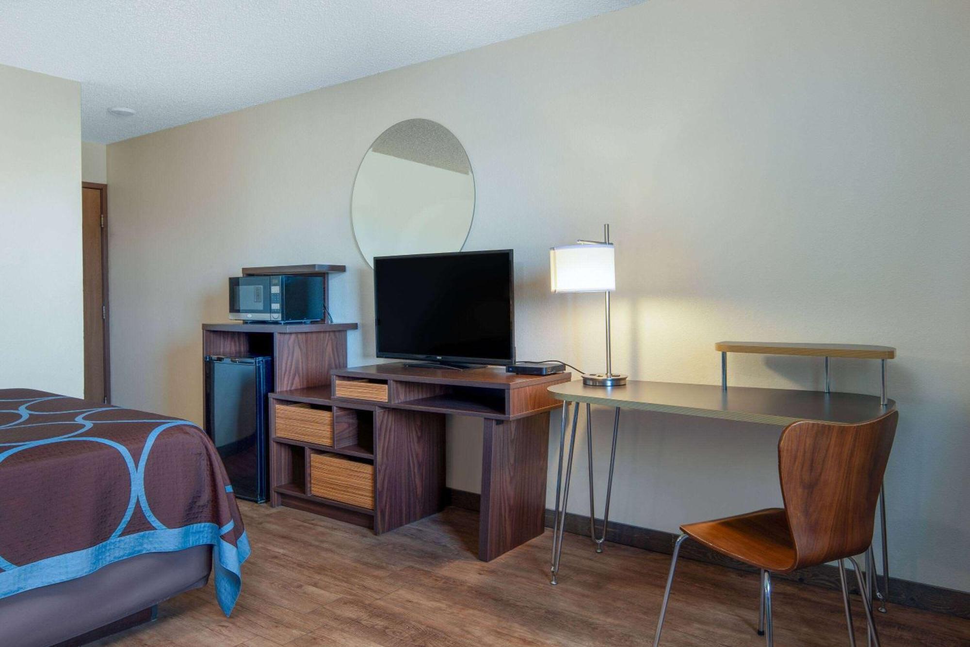 Super 8 By Wyndham Livingston Yellowstone Exterior photo