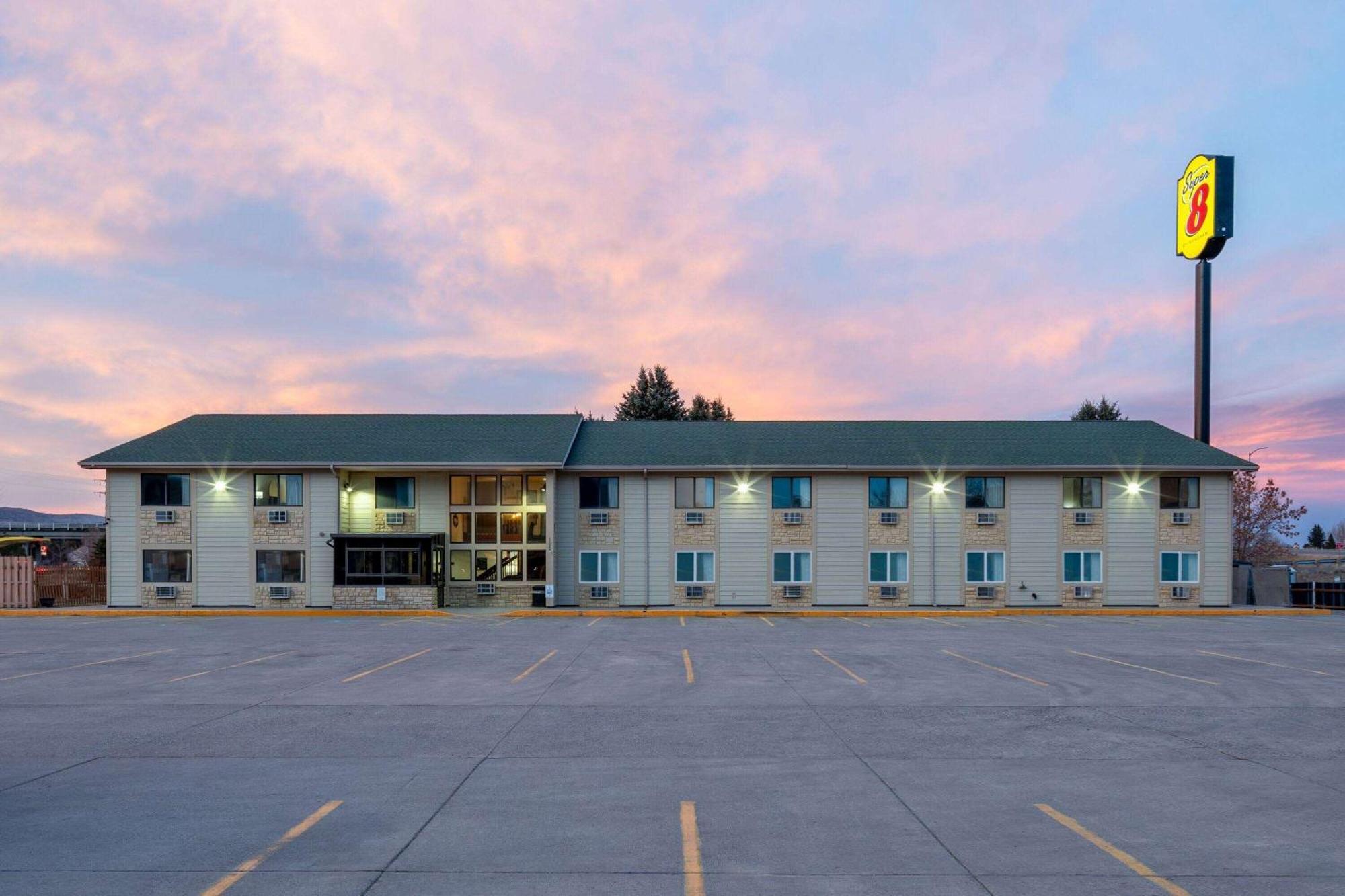 Super 8 By Wyndham Livingston Yellowstone Exterior photo