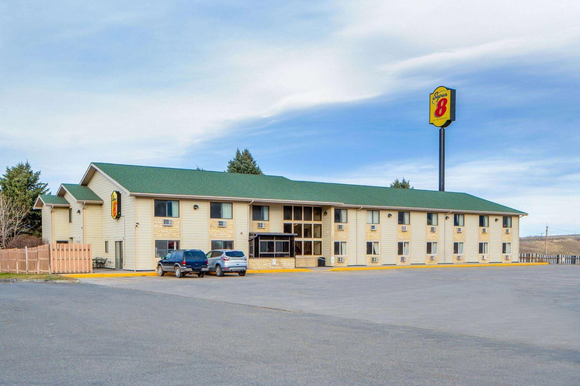 Super 8 By Wyndham Livingston Yellowstone Exterior photo